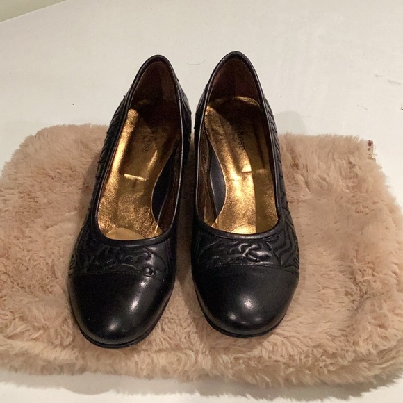 Elegant Black Women's Pumps - Picture 1 of 3